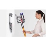 ⁦دايسون v8/ Dyson V8 Absolute Gold/Gray | مكنسة دايسون لاسلكية قوية للتنظيف العميق⁩ - الصورة ⁦5⁩